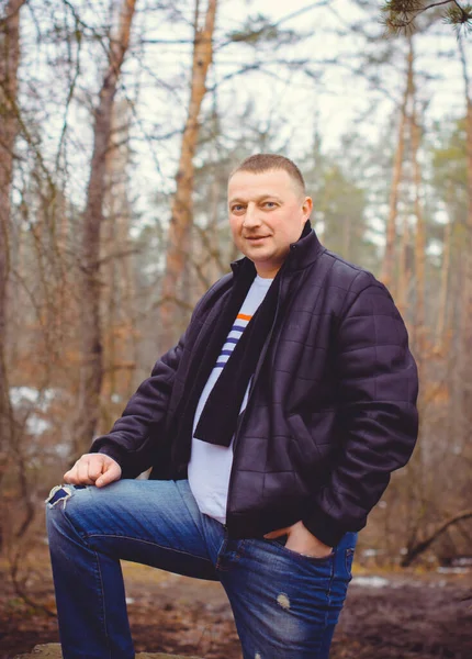 Retrato Hombre Mediana Edad Con Ropa Abrigo Bosque Día Frío — Foto de Stock