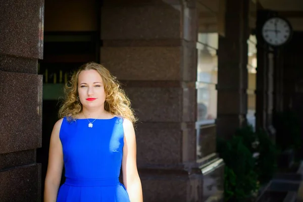 Cabello Rubio Mujer Rizada Más Tamaño Aspecto Europeo Azul Vestido — Foto de Stock