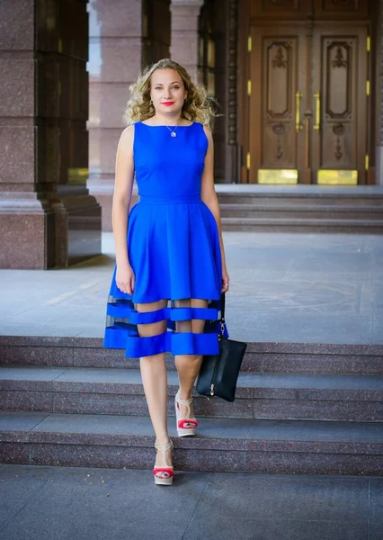 Блондинка Кудрявая Женщина Плюс Размер Европейский Внешний Вид Синем Платье — стоковое фото