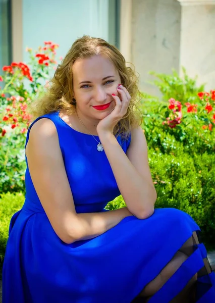 Cabello Rubio Mujer Rizada Más Tamaño Aspecto Europeo Azul Vestido —  Fotos de Stock