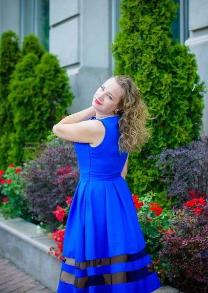 Blondes Haar Lockige Frau Größe Europäisches Aussehen Blauem Retro Kleid — Stockfoto