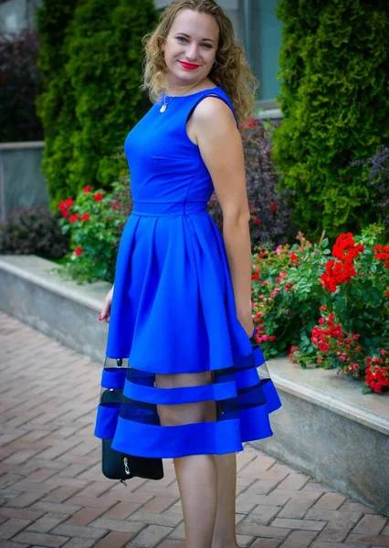 Cabelo Loiro Mulher Encaracolado Size Aparência Europeia Azul Vestido Retro — Fotografia de Stock