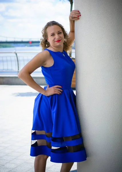 Blondes Haar Lockige Frau Größe Europäisches Aussehen Blauem Retro Kleid — Stockfoto