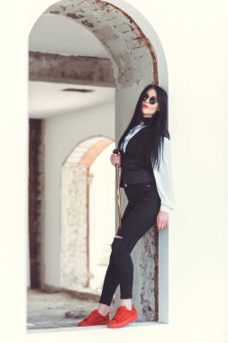 Steampunk tarzı, silindirli kadın, yelek ve beyaz retro gömlek, Cadılar Bayramı randevusu, parti kıyafeti