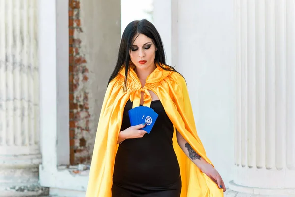 Mujer Mística Capa Amarilla Vestido Negro Cartas Del Tarot Casco — Foto de Stock