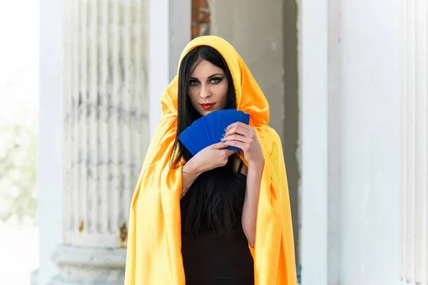 穿着黄色斗篷 老城区塔罗牌 万圣节约会 派对服装的神秘女人 — 图库照片