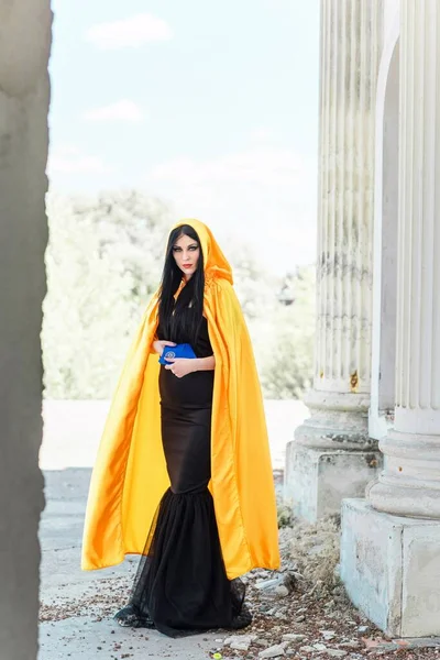 黄色のマント 黒のドレス 古い町のタロットカードの神秘的な女性 ハロウィーンの日付 パーティーの衣装 — ストック写真