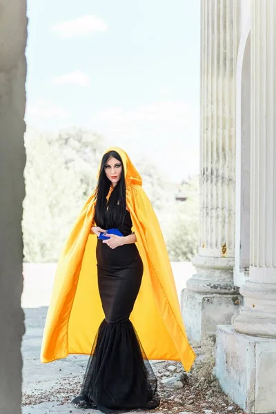 黄色のマント 黒のドレス 古い町のタロットカードの神秘的な女性 ハロウィーンの日付 パーティーの衣装 — ストック写真