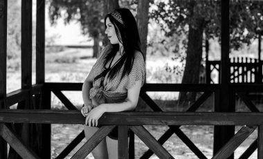 Genç bayan, plajda dinlenin ve tatilde dinlenin. Açık havada, tropikal sahilde okyanus kenarında genç güzel bir kadının portresi özgürlüğünün ve temiz havasının, plajda klasik tarzının tadını çıkarıyor.