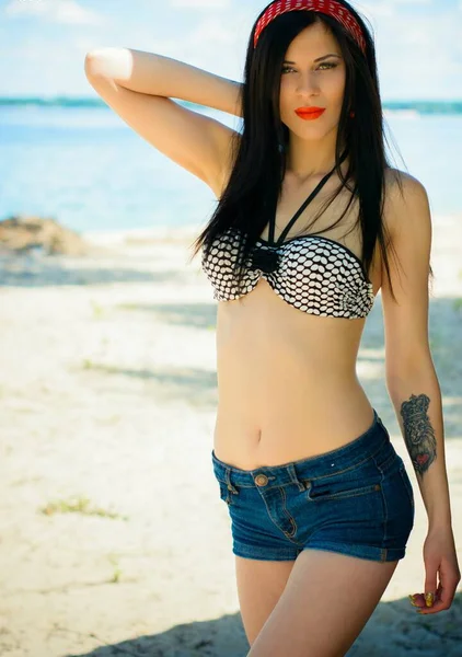 Jovencita Descanse Playa Relájese Vacaciones Retrato Verano Aire Libre Una — Foto de Stock