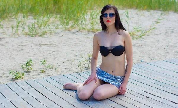 Jonge Vrouw Rust Uit Een Strand Ontspan Vakantie Outdoor Zomer — Stockfoto