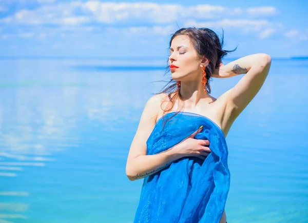 Jeune Femme Reposez Vous Sur Une Plage Détendez Vous Pendant — Photo