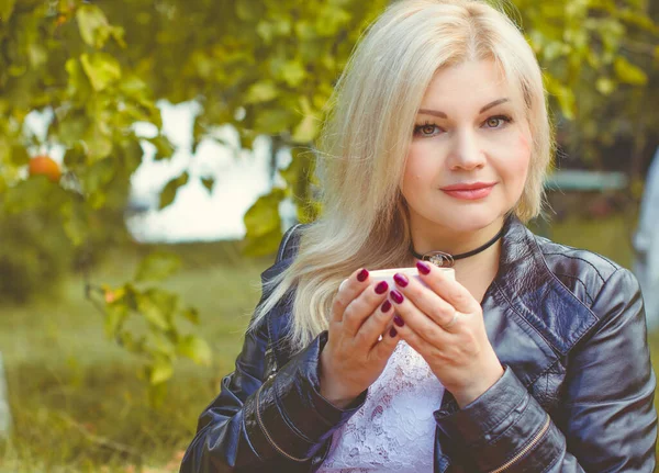 Stilvolles Mittelalterliches Blondes Haar Hübsche Frau Schwarzer Lederjacke Herbstlichen Garten — Stockfoto