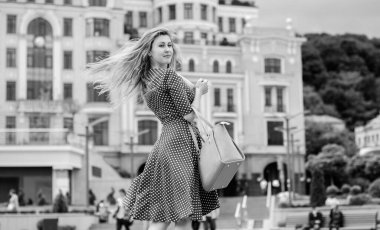 Mavi retro elbiseli, güzel ve sarışın bir kız izinli olduğu bir günde şehirde dolanıyor ve keyifli bir gün geçiriyor.