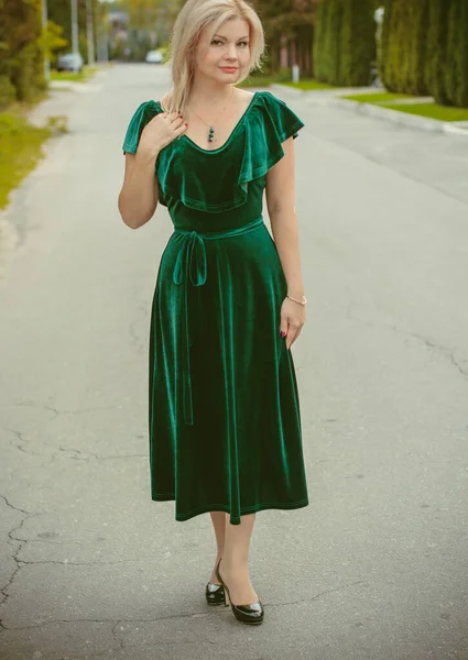 Una Mujer Mediana Edad Vestido Terciopelo Verde Vintage Accesorios Esmeralda — Foto de Stock