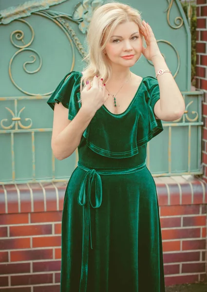 Una Donna Mezza Età Abito Velluto Verde Vintage Accessori Smeraldo — Foto Stock