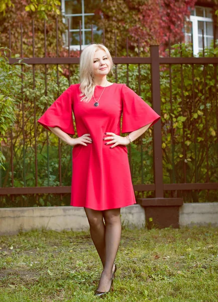 Una Donna Mezza Età Con Vestito Rosso Vintage Accessori Una — Foto Stock