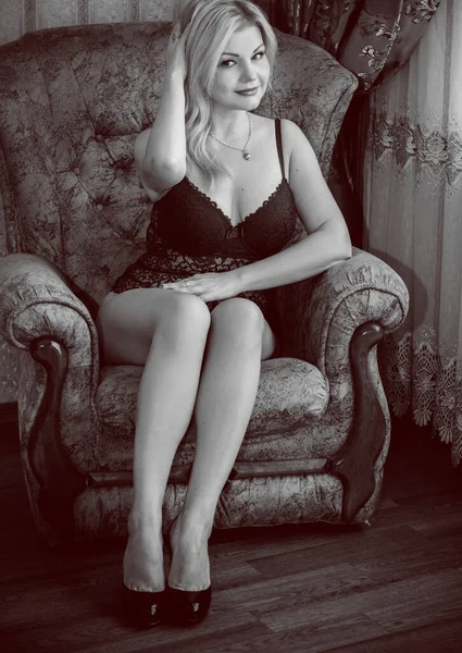 Спокуслива Сексуальна Розкішна Жінка Середнього Віку Нижній Білизні Кріслі Вдома — стокове фото