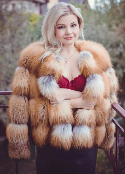Сексуальная Женщина Средних Лет Красном Белье Тела Меховой Лисы Пальто — стоковое фото