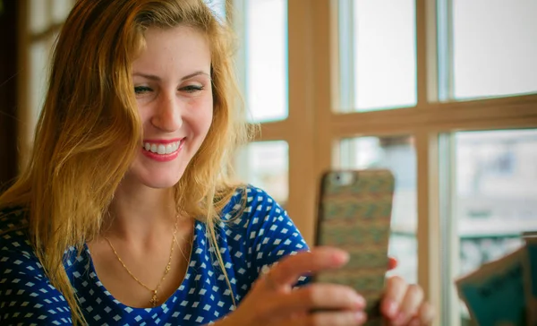 Buena Chica Hablando Videollamada Teléfono Móvil Concepto Conversación —  Fotos de Stock