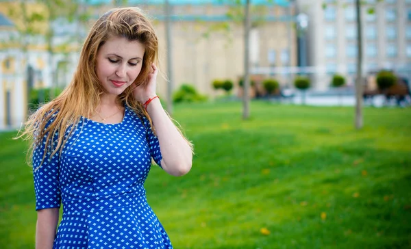 Uma Menina Bonita Agradável Loira Vestido Retro Azul Padrão Caminha — Fotografia de Stock