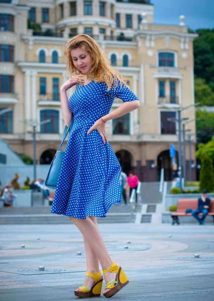 Une Blonde Mignonne Gentille Fille Dans Une Robe Rétro Bleue — Photo