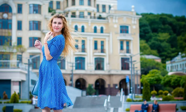 Uma Menina Bonita Agradável Loira Vestido Retro Azul Padrão Caminha — Fotografia de Stock