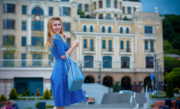 一个穿着蓝色复古服装的金发可爱而又漂亮的姑娘在城市里走来走去 休息一天 享受美好的一天 — 图库照片