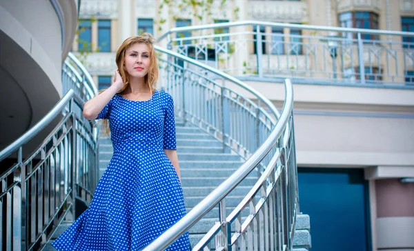 Une Blonde Mignonne Gentille Fille Dans Une Robe Rétro Bleue — Photo