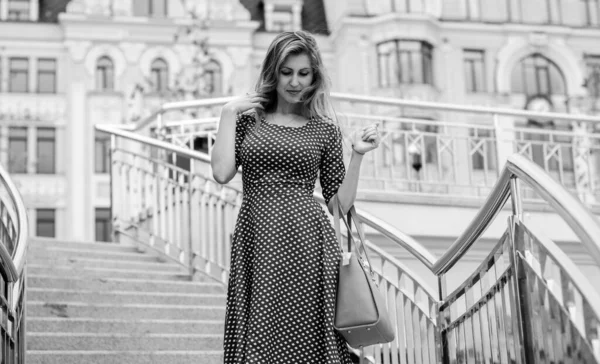 Uma Menina Bonita Agradável Loira Vestido Retro Azul Padrão Caminha — Fotografia de Stock