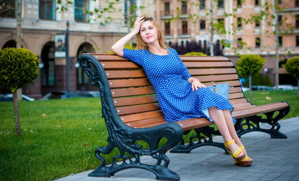 파란색 역복을 금발의 귀엽고 여자가 휴가를 보내고 즐거운 하루를 보내며 — 스톡 사진