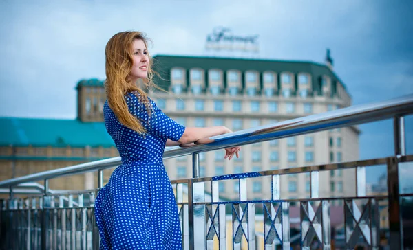 Ein Blondes Süßes Und Nettes Mädchen Einem Blauen Retro Kleid — Stockfoto