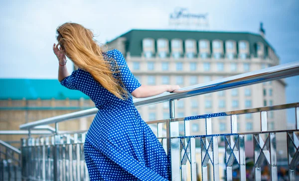 Una Chica Linda Agradable Rubia Vestido Retro Azul Patrón Camina —  Fotos de Stock