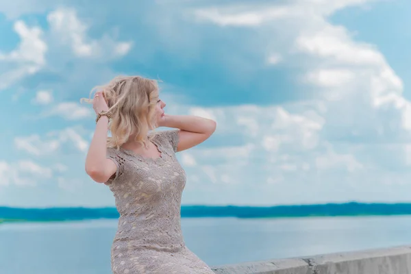 Linda Loira Romântica Size Mulher Malha Elegante Vestido Dourado Beira — Fotografia de Stock