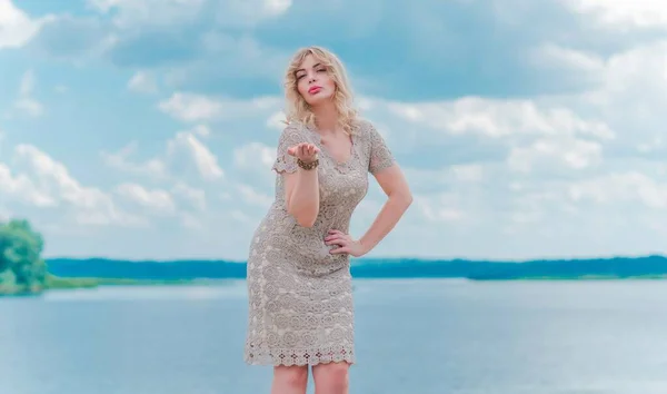 Nette Blonde Romantische Size Frau Strickmode Goldenes Kleid Meer Modekonzept — Stockfoto