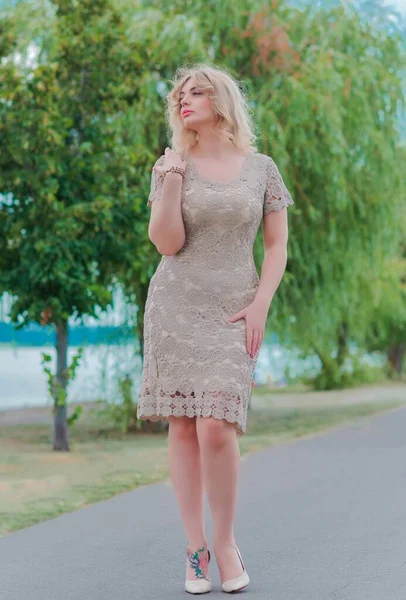 Хорошая Блондинка Романтик Size Женщина Вязаном Модном Золотом Платье Моря — стоковое фото