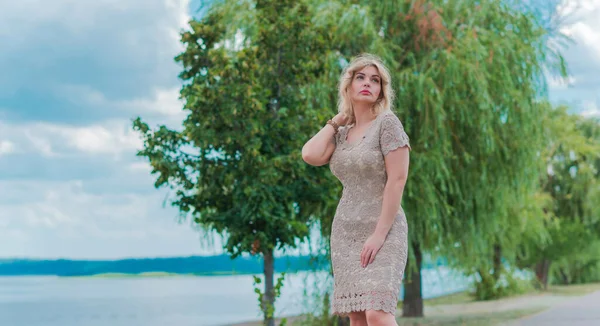Nette Blonde Romantische Size Frau Strickmode Goldenes Kleid Meer Modekonzept — Stockfoto