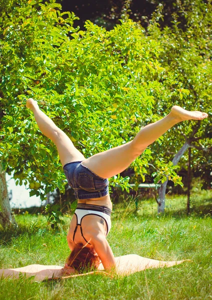 Une Femme Âge Moyen Est Engagée Dans Gymnastique Dans Nature — Photo