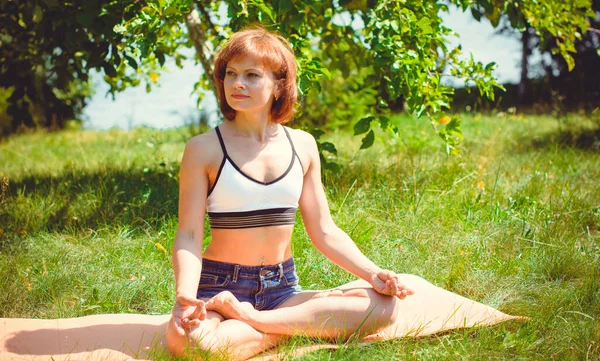 Una Mujer Mediana Edad Dedica Gimnasia Naturaleza Día Soleado Brillante —  Fotos de Stock