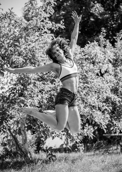 Une Femme Âge Moyen Est Engagée Dans Gymnastique Dans Nature — Photo