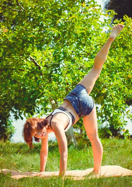 Žena Středního Věku Zabývá Gymnastikou Přírodě Jasného Slunečného Dne Dobrou — Stock fotografie