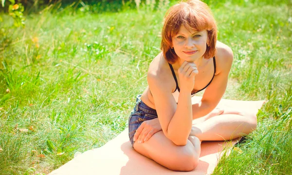 Eine Frau Mittleren Alters Turnt Einem Strahlend Sonnigen Tag Der — Stockfoto