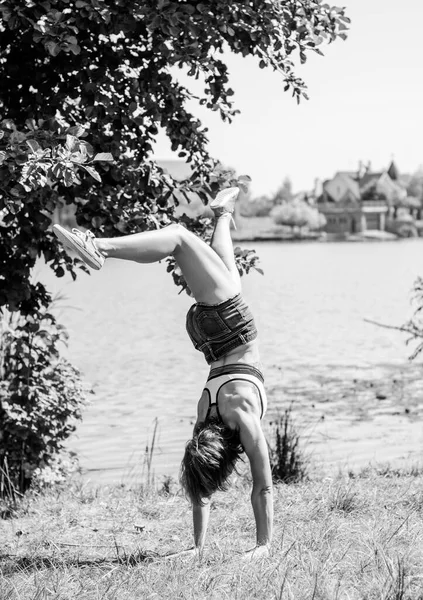 Μια Μεσήλικη Γυναίκα Ασχολείται Γυμναστική Στη Φύση Μια Ηλιόλουστη Μέρα — Φωτογραφία Αρχείου
