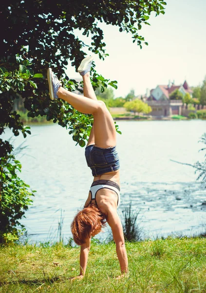 Žena Středního Věku Zabývá Gymnastikou Přírodě Jasného Slunečného Dne Dobrou — Stock fotografie