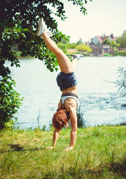 Žena Středního Věku Zabývá Gymnastikou Přírodě Jasného Slunečného Dne Dobrou — Stock fotografie