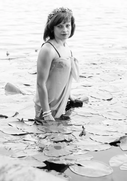 Eine Frau Badet See Einem Heißen Sommer Look Einer Meerjungfrau — Stockfoto