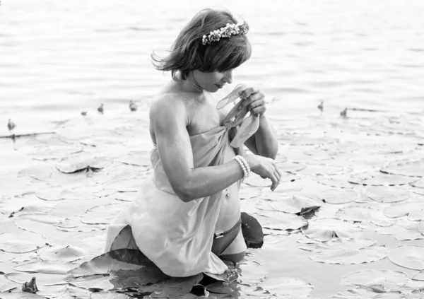 Une Femme Baigne Dans Lac Lors Été Chaud Sous Regard — Photo