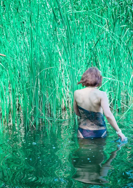 여자는 여름에 인어를 호수에서 목욕을 강가에서 낭만적 스타일로 — 스톡 사진