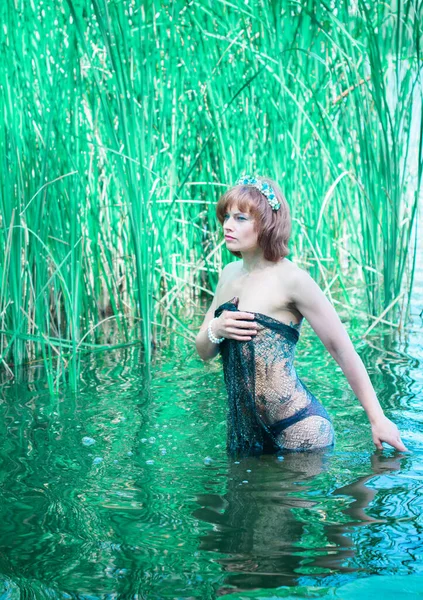 Une Femme Baigne Dans Lac Lors Été Chaud Sous Regard — Photo
