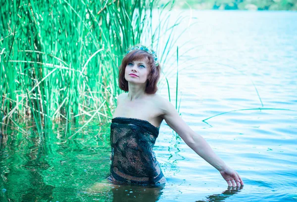 Une Femme Baigne Dans Lac Lors Été Chaud Sous Regard — Photo